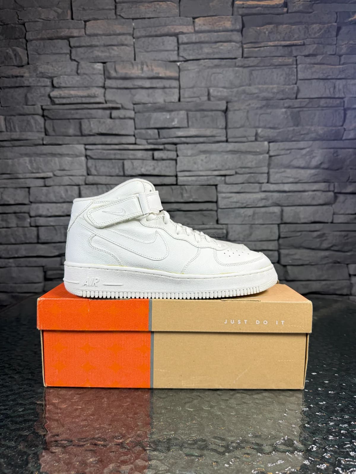 Air Force one mid triple qhire